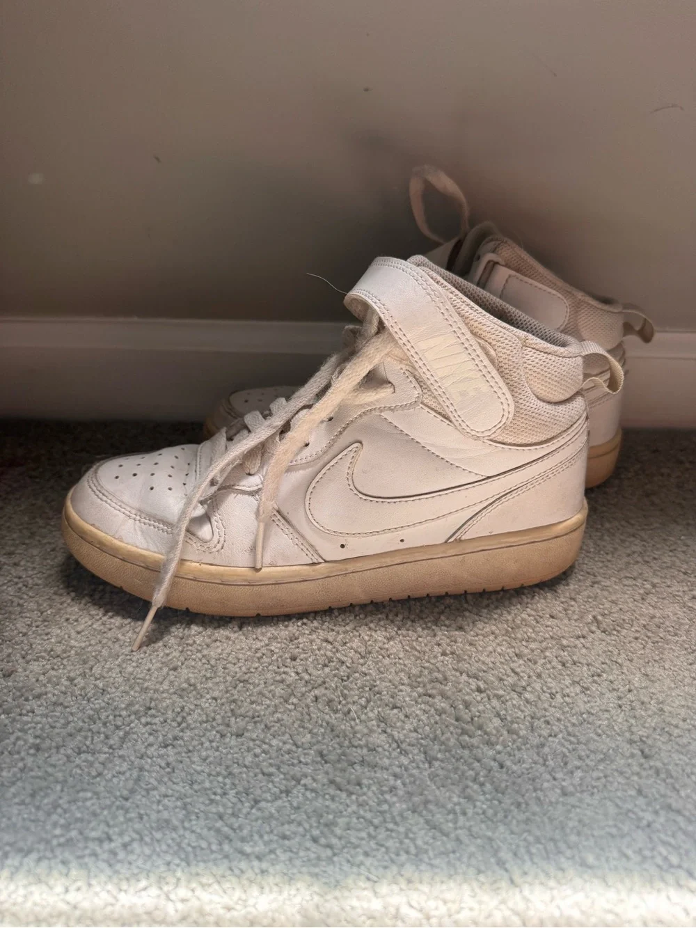 Nike Off-White/Beige High-Top Sneakers (Women’s 6/Big Kids 4.5)